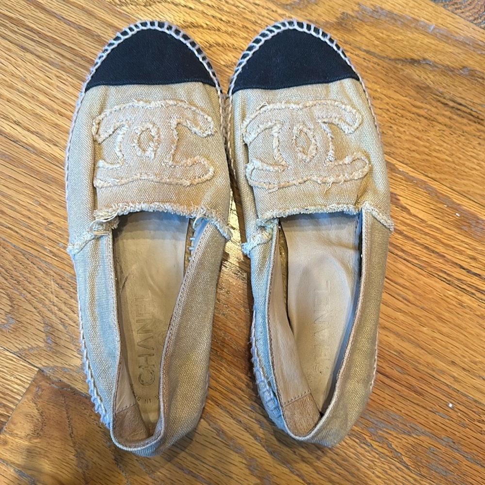 CHANEL Beige and Black two tone canvas espadrilles in size EU 38